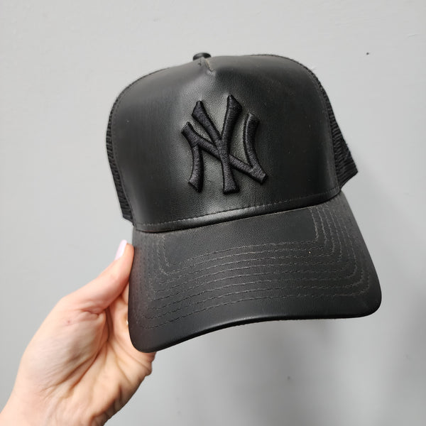 Warehouse SALE New Era Yankees Black Leather Look Cap Diamond Kicks